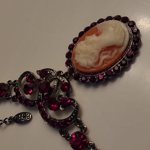 Cameo Pendant With Deep Blood Red Crystals Gunmetal-tone Choker Necklace PoFJ - Picture 16 of 16